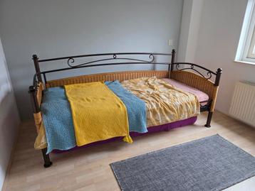Metalen bed met riet - Gratis af te halen!
