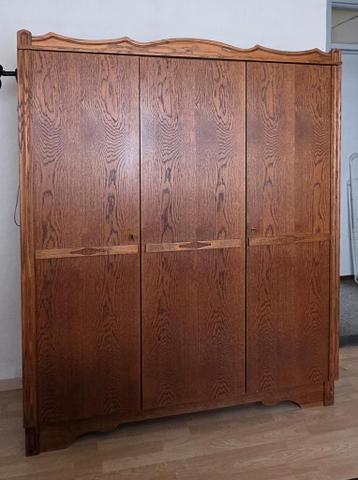 Houten kledingkast met deuren en hangruimte