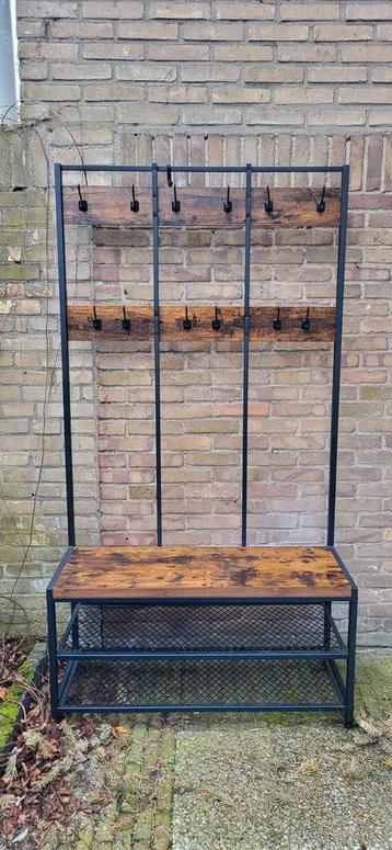 Stijlvolle kapstok met schoenenbank