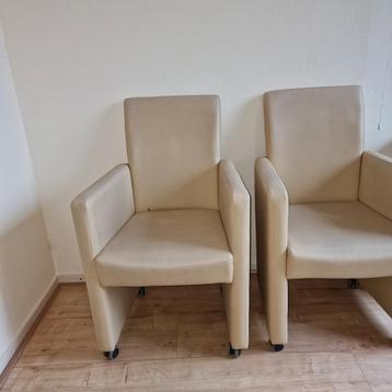 2 room beige kunstleren stoelen op wielen