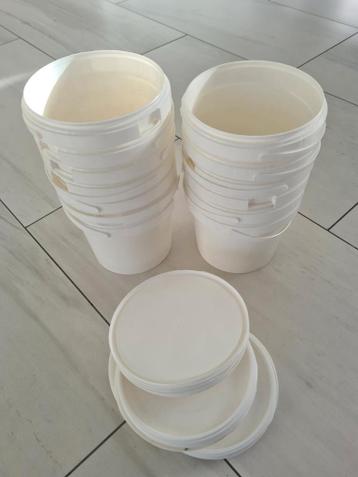 Stapel witte plastic emmers met deksels