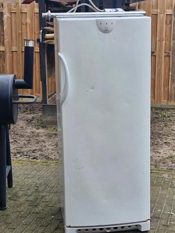 Oud ijzer! Kapotte vriezer