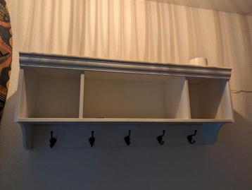 Wandkapstok hout wit met opbergvakken