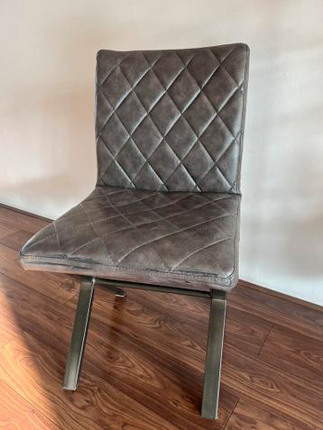 GRATIS! Zes antraciet grijze eetkamerstoelen