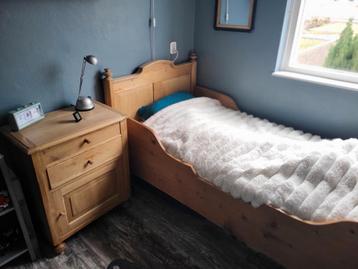 Massief grenen seniorenbed/nachtkastje gratis helmond!