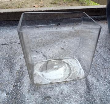 kleine glazen accubak (afm.: 10 x 15 x 15 cm hoog) - GRATIS