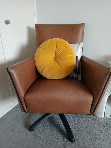 Bruine leren draaifauteuil