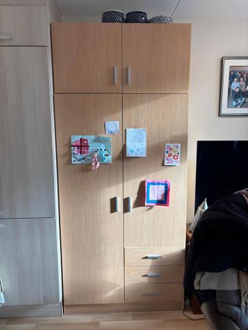 Ruime Kledingkast met Hangruimte en Lades