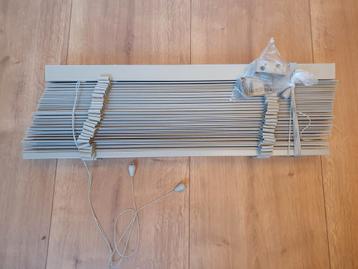 GRATIS grijze houten jaloezieën / lamellen