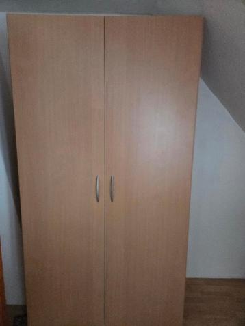 Degelijke kledingkast.