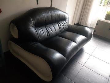 Zwarte leren 2-zits bank met crèmekleurige accenten