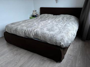Nette boxspring 1.80x2.10 donkerbruin zonder matrassen