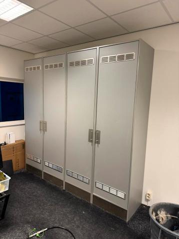 Vier grote kasten Gratis