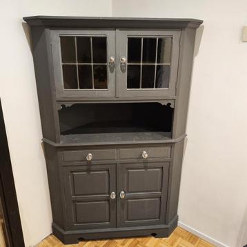 Hoekkast met glas in lood raampjes