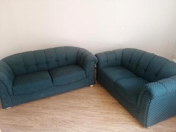 Twee banken van drie personen. Groen en comfort