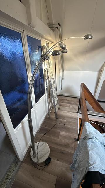 Elegante booglamp met marmeren voet