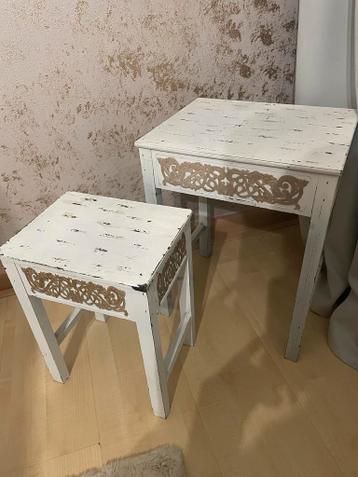 Gratis set van bijzettafels, poef, Kandelaars en Sierladder