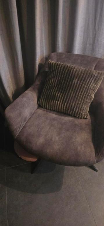 2 Mooie stoelen met zwarte poten gratis