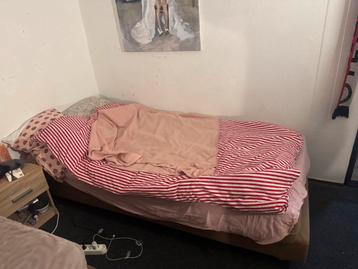 Twee eenpersoonsbedden + hoofdbord