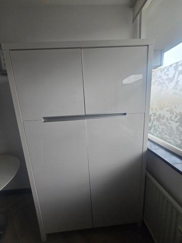 Hoogglans kast GRATIS