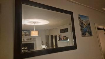 Mooie Spiegel met Donkere Lijst