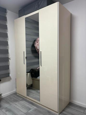 Ruime kledingkast met spiegeldeuren