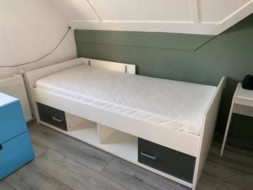 Eenpersoonsbed met matras en lattenbodem