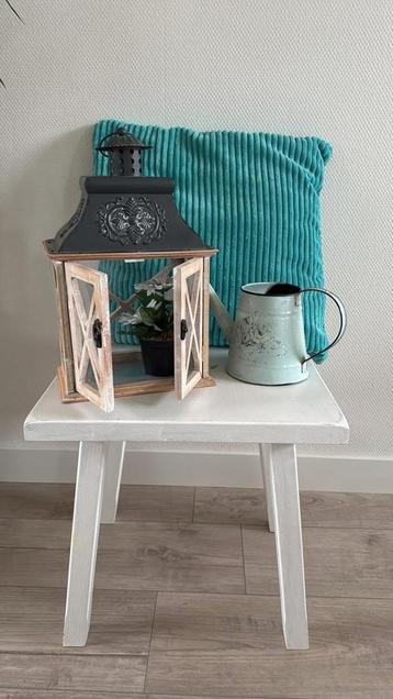 Tafeltje met accessoires