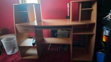 Moet nu weg! Mooi houten bureau - gratis af te halen!