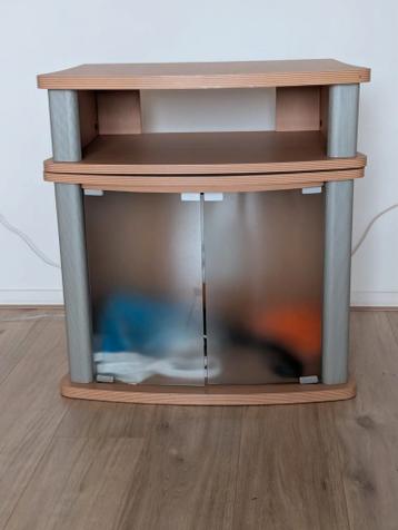 Houten tv-kastje met glazen deurtjes