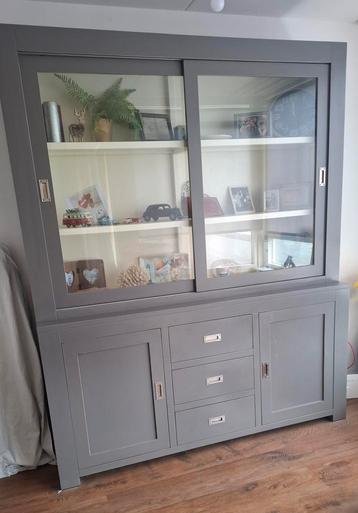 Mooie vitrinekast met schuifdeuren met gebruikerssporen