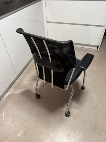 gratis 2 nette bureaustoelen - ronde rugleuning