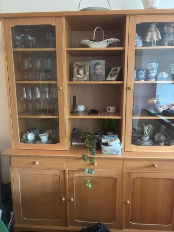 Gratis eettafel, vitrinekast en kledingkast