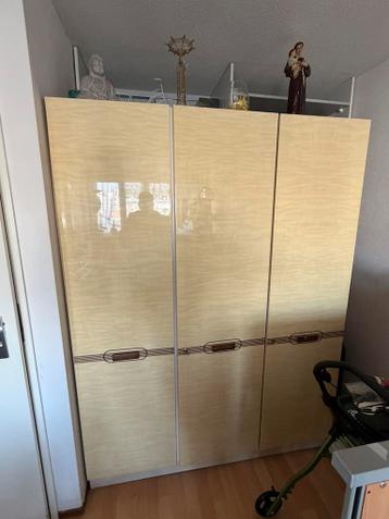 GRATIS Kledingkast, en nachtkast meer dan 60 jaar oud