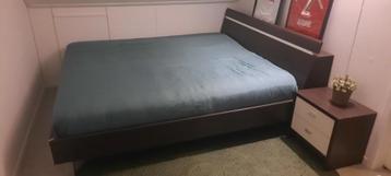 Tweepersoons bed met 2 losse matrassen en nachkast