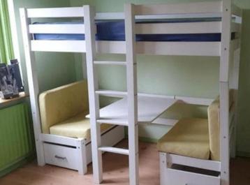 Stevig wit kinder-stapelbed met opberglades en zitbankje