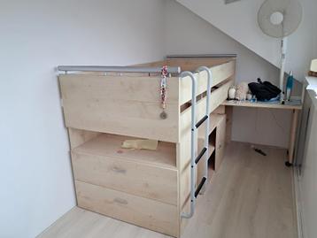 Hoogslaper met kastjes en buro