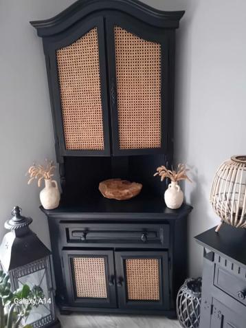 Mooie hoekkast met deuren en planken