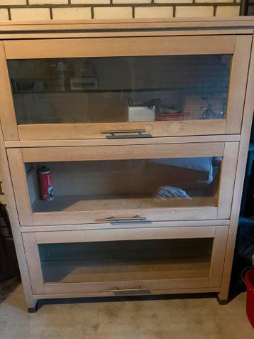 Notariskast:Houten kast met glazen deuren