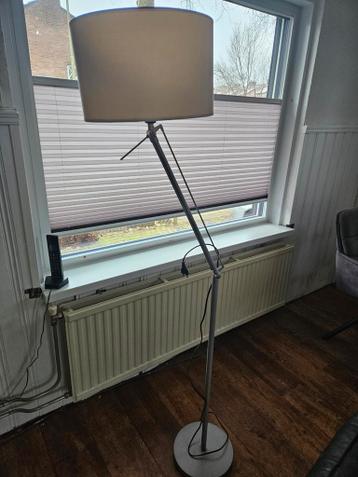 Mooie leeslamp voor bij de bank