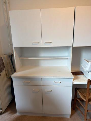 Witte kast met deuren en lades