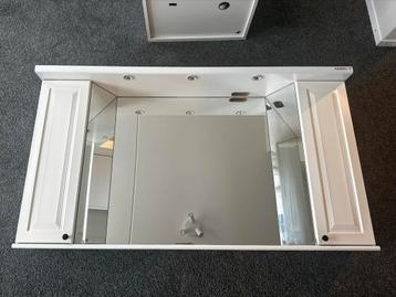 Witte badkamer spiegelkast met verlichting