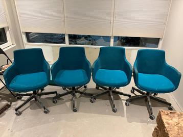 Set van 4 kuipstoelen op wielen – gratis af te halen