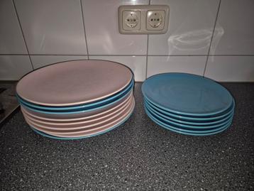 Gratis af te halen  borden glazen koffiemokken