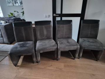 4 eetkamerstoelen, gratis voor degenen die ze nodig heeft en