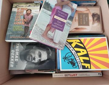 Doos met allerlei soorten boeken.