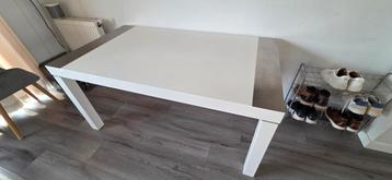 Tafel + stoelen gratis