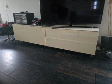 Witte hoogglans tv kast.