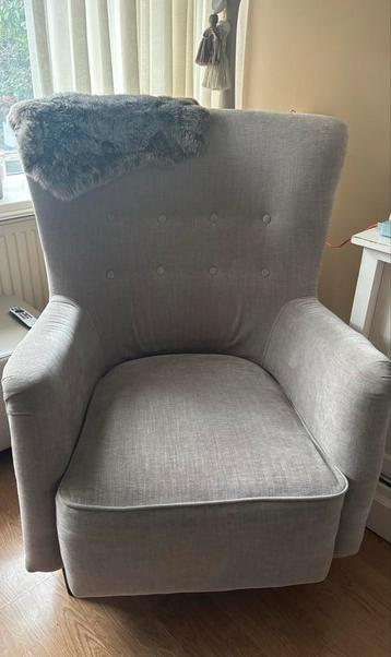 Grijze fauteuil met knopen