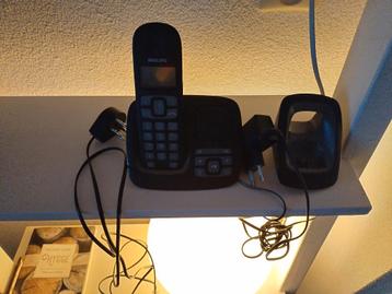 Oude vaste telefoon met toebehoren